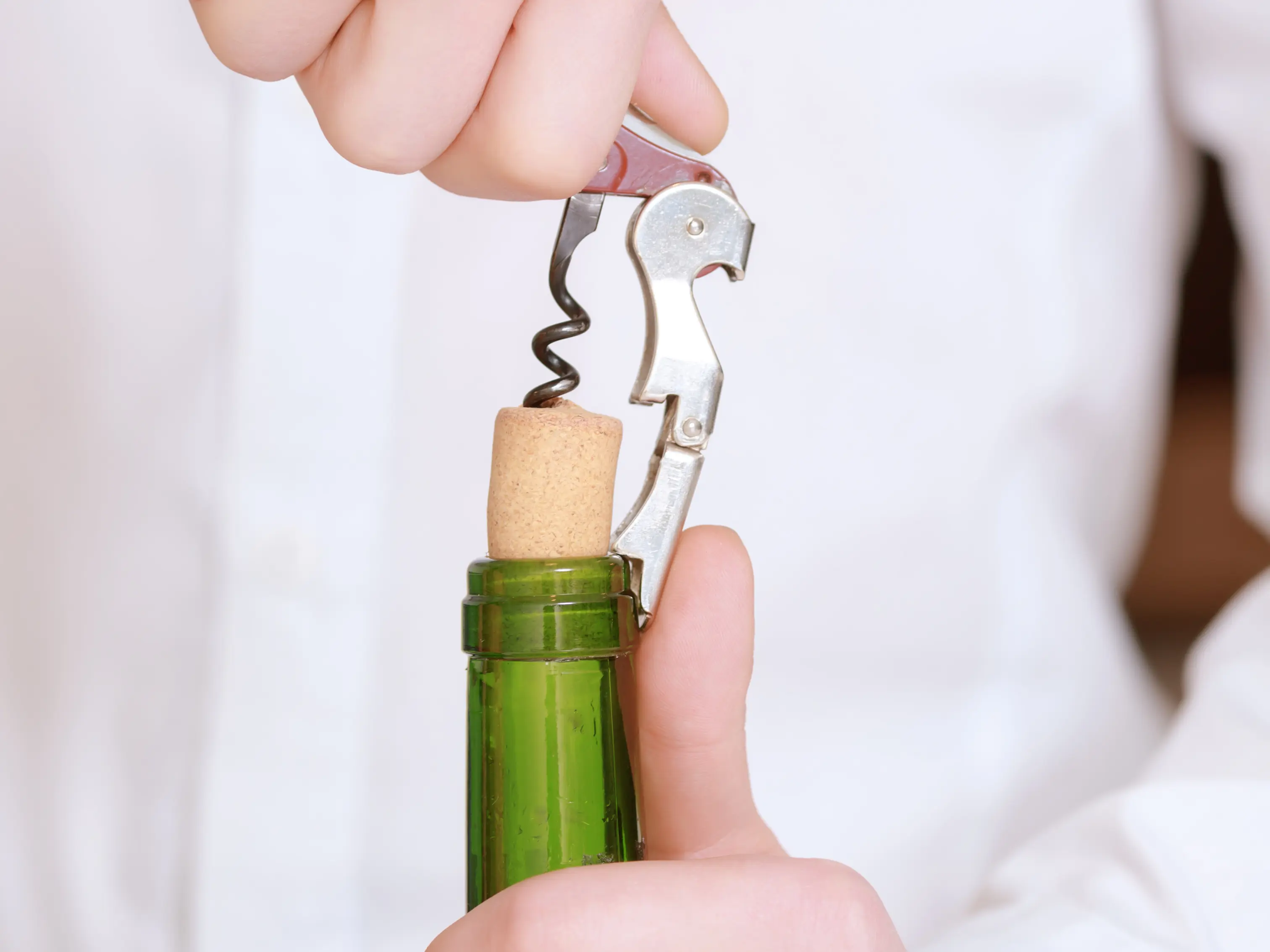 Kỹ thuật sử dụng đòn bẩy của đồ khui Sommelier giúp kiểm soát lực và mở chai vang một cách chuyên nghiệp.