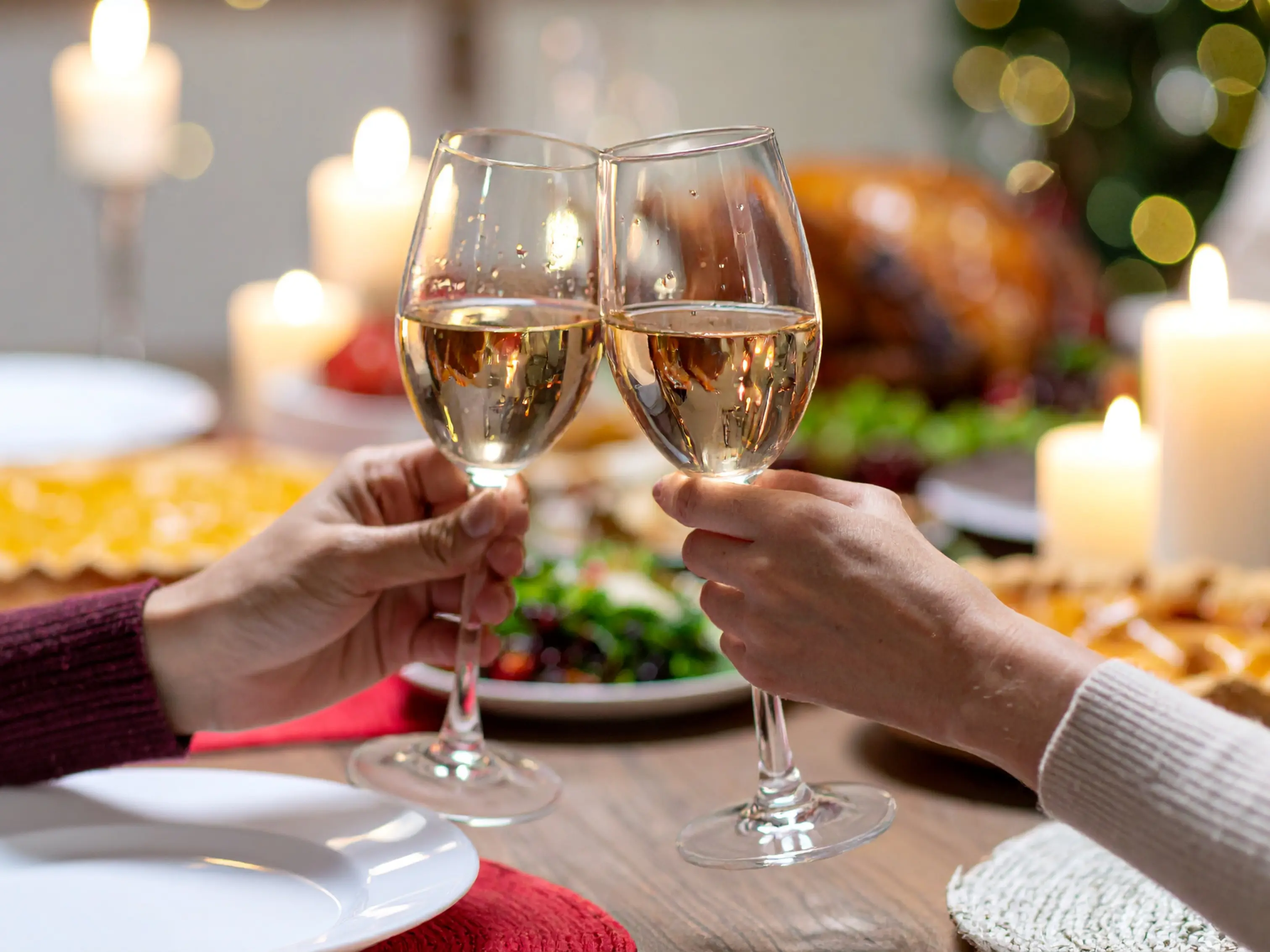 Kỹ thuật "then chốt" sử dụng ngón cái và ngón trỏ là cách cầm ly rượu vang phổ biến và thanh lịch nhất.