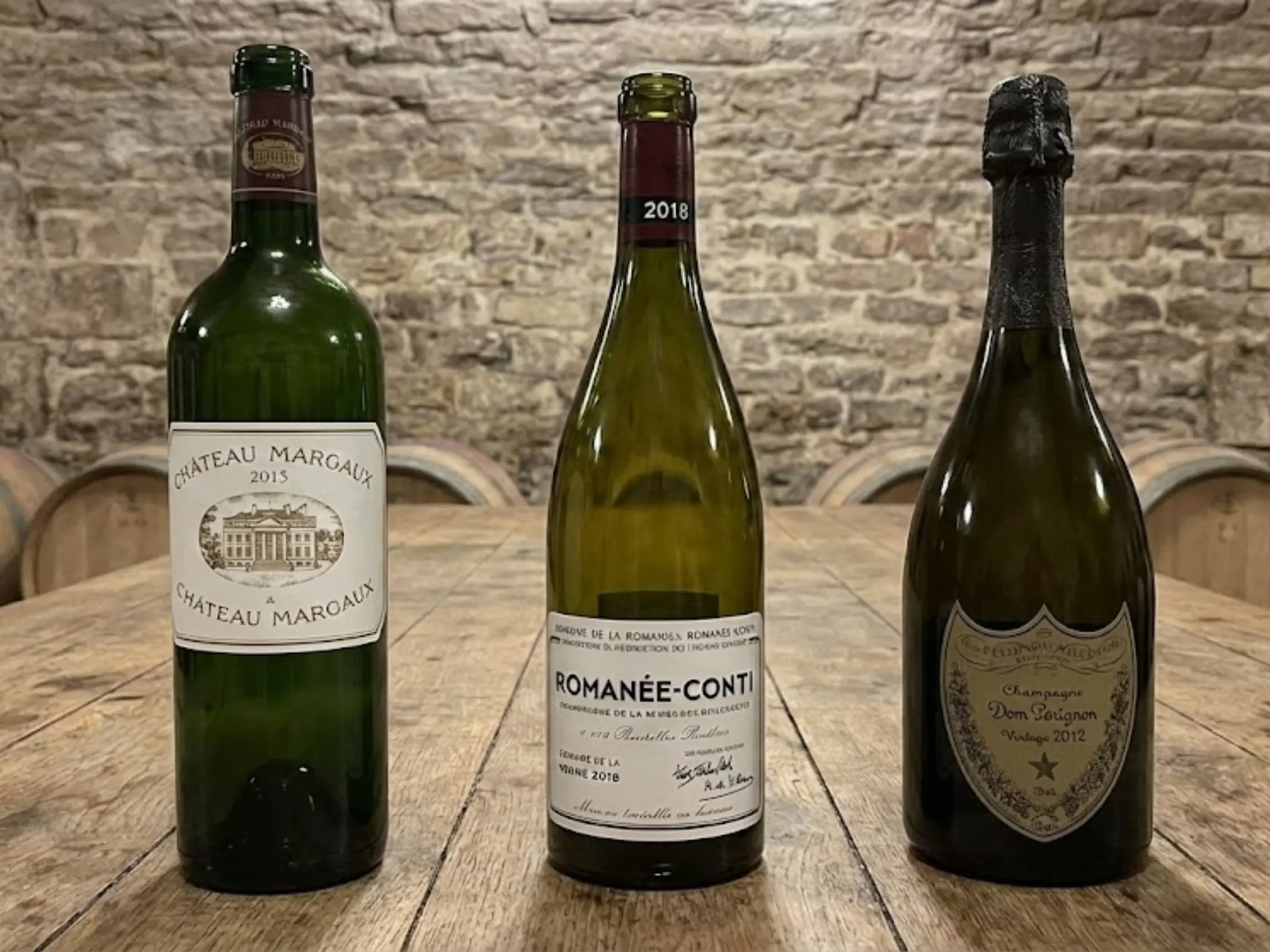 Từ trái qua: Chai Bordeaux vai cao, chai Burgundy vai thoải và chai Champagne dày dặn, mỗi loại đại diện cho một phong cách rượu vang đặc trưng.