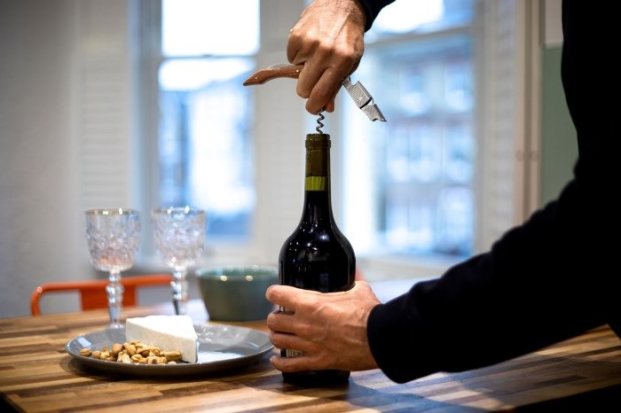 Mở rượu vang bằng đồ khui Sommelier 