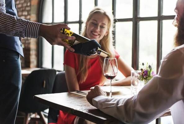 Những lưu ý quan trọng cần tránh khi đổ rượu vang