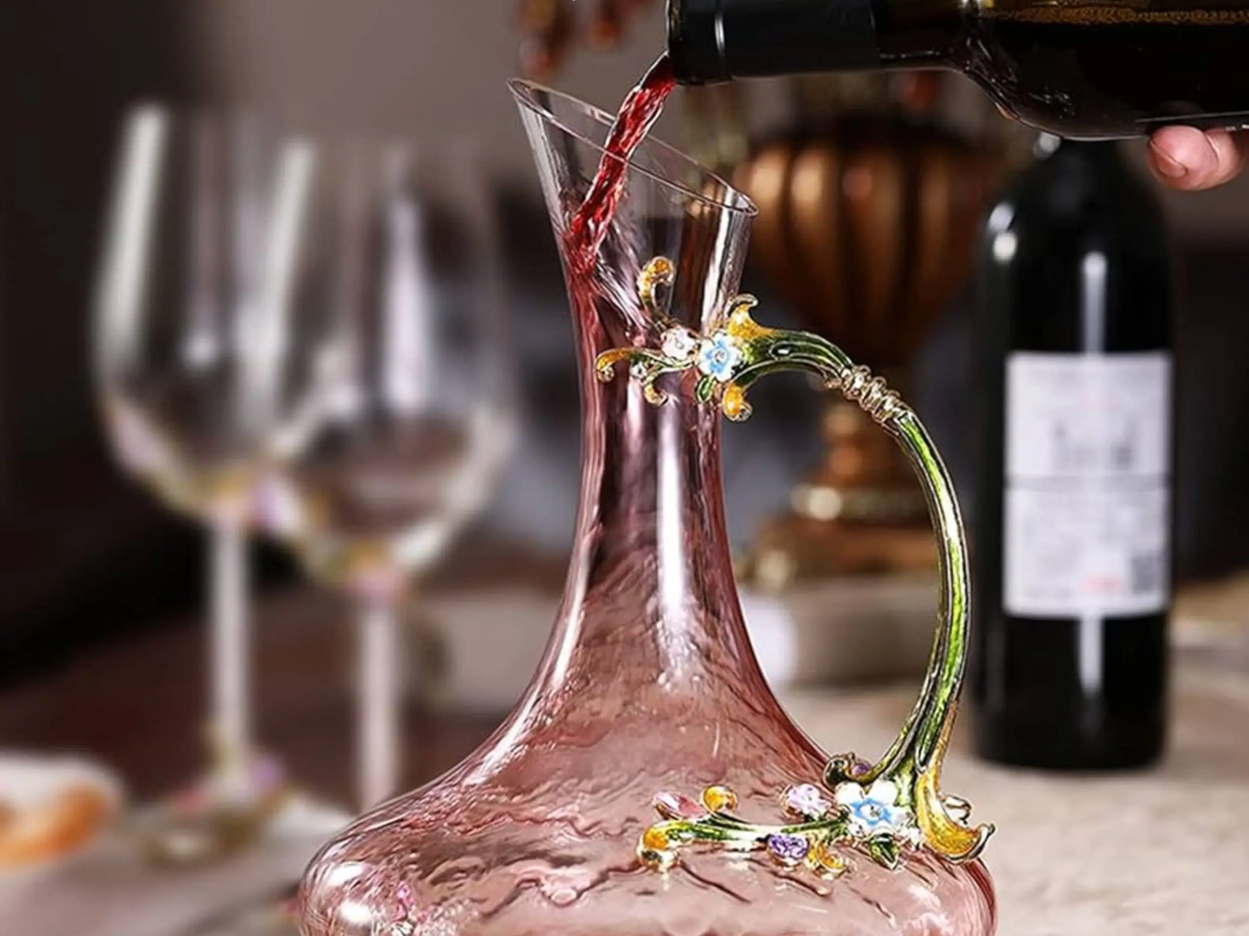 Decanting giúp loại bỏ cặn, tạo trải nghiệm thưởng thức mượt mà hơn