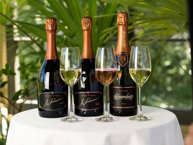 Prosecco có hương táo, lê, dưa và hoa, mang nét tươi sáng dễ uống