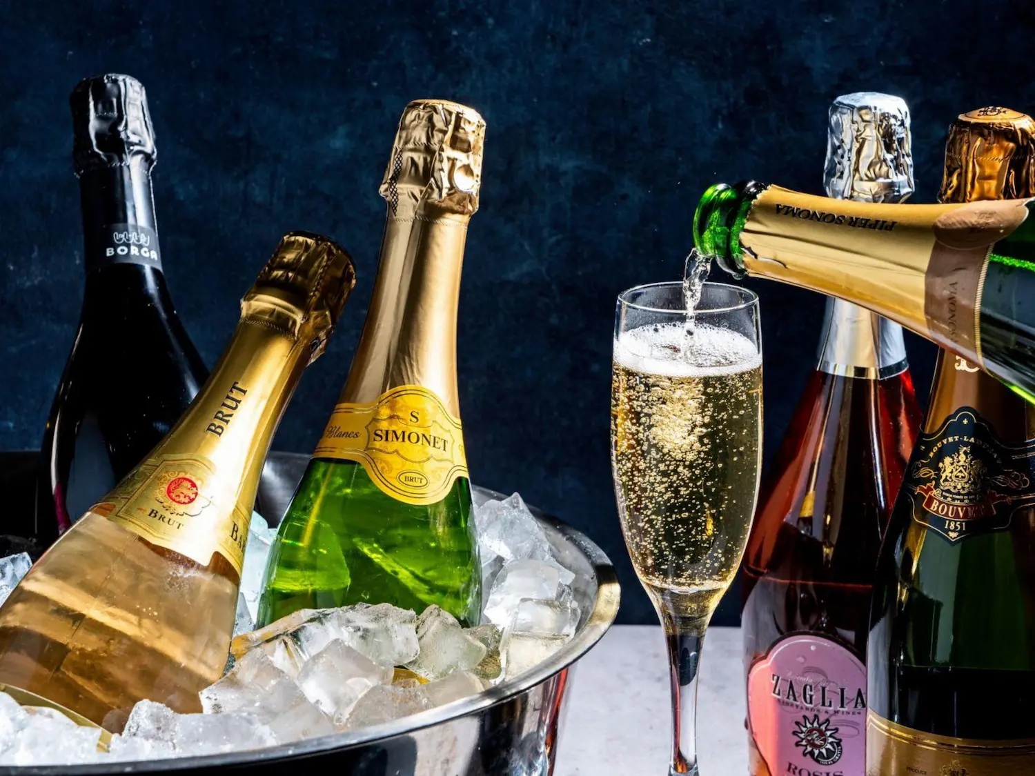 Vang sủi hay còn gọi là sparkling wine là loại rượu vang có gas tự nhiên, tạo bọt khi rót