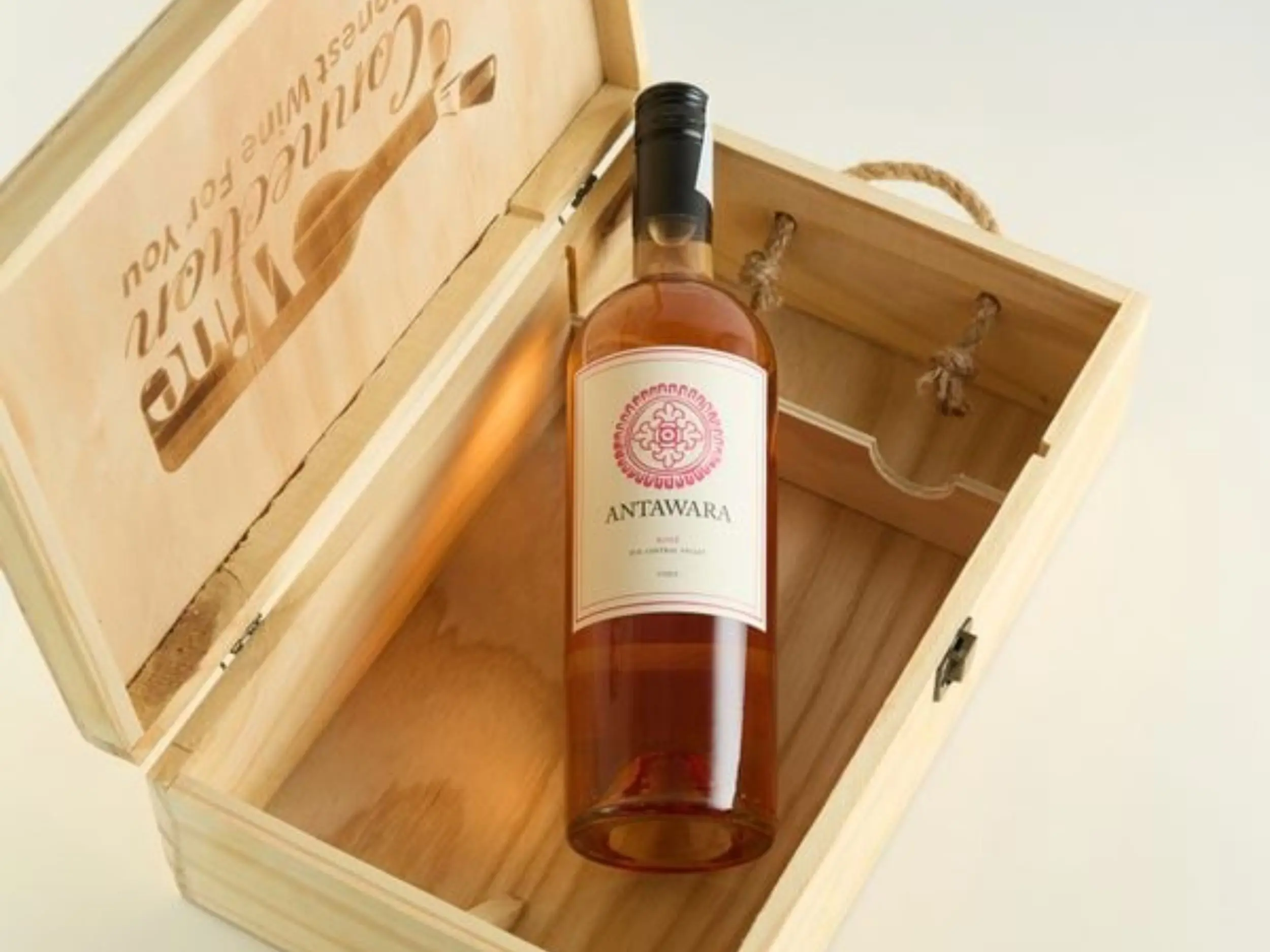 Vang hồng (Rosé) có sự cân bằng giữa độ tươi của vang trắng và hương trái cây của vang đỏ