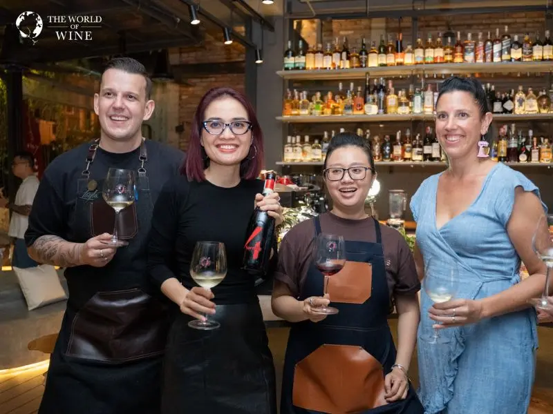 Thưởng thức rượu vang trọn vẹn tại Showroom The World of Wine
