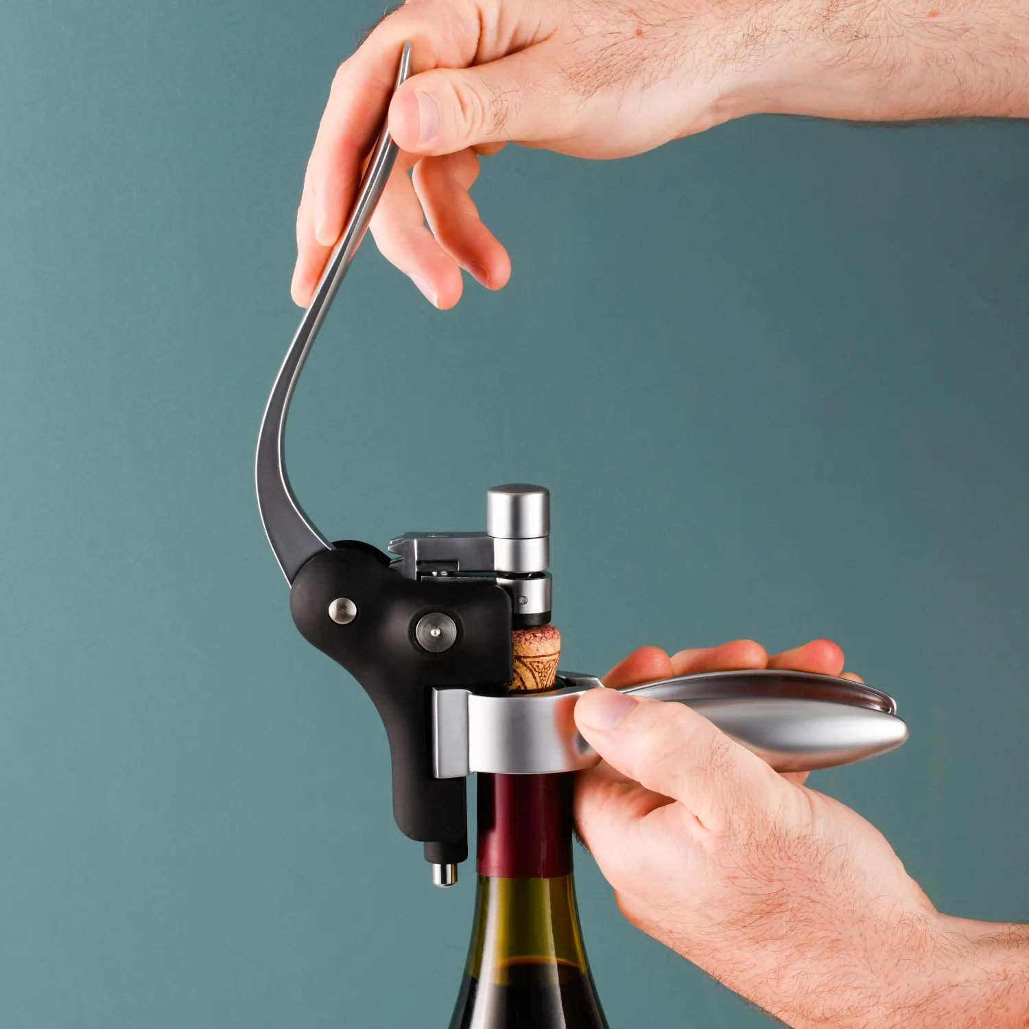 Sử dụng Lever Corkscrews giúp bạn không cần xoay cổ tay quá nhiều