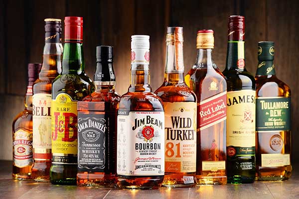 Khám phá sự đa dạng của các loại whisky, từ Single Malt đến Blended, với những đặc trưng hương vị riêng biệt