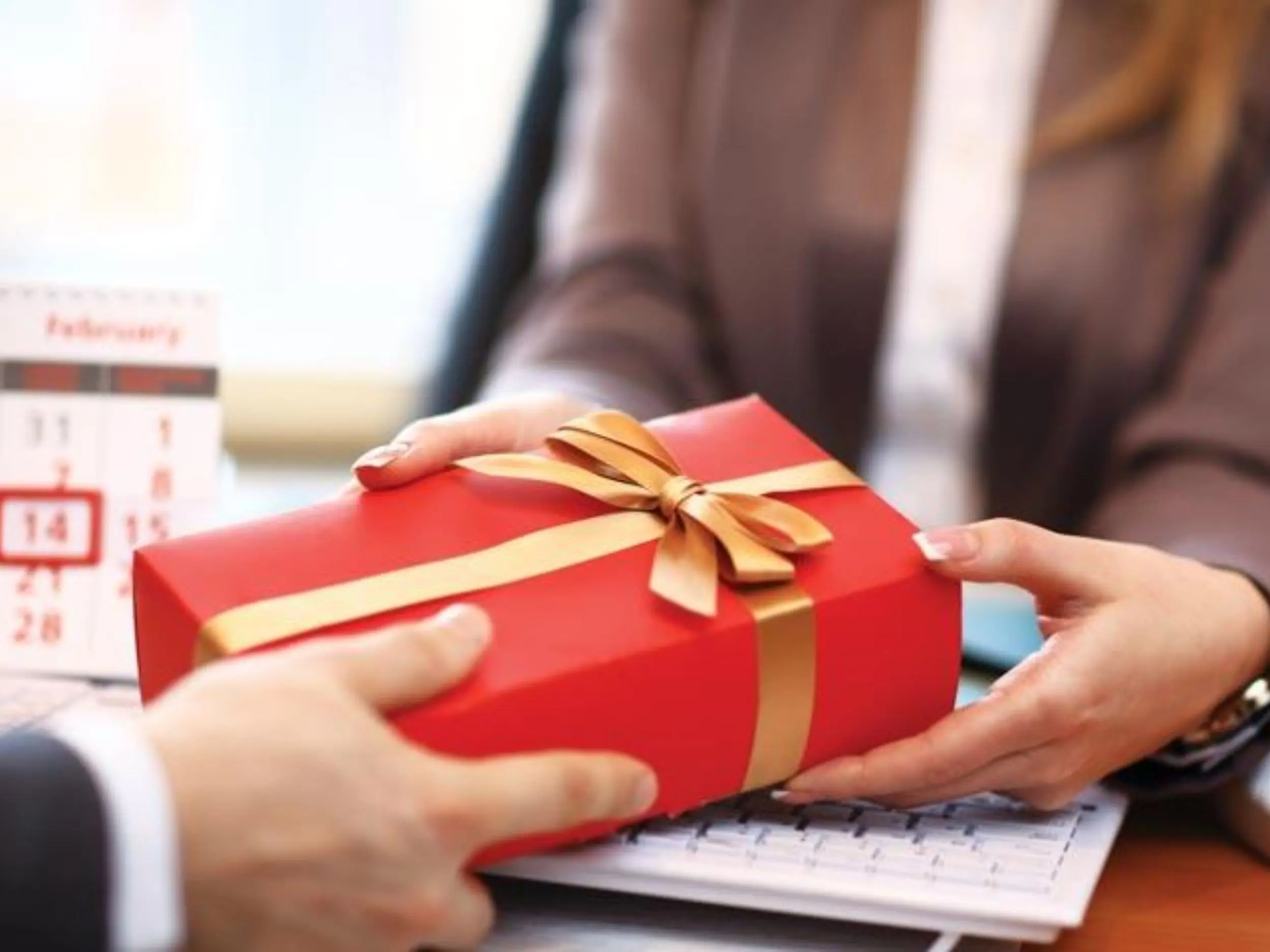 Vì sao cần chọn quà tặng sếp nước ngoài thật cẩn trọng?