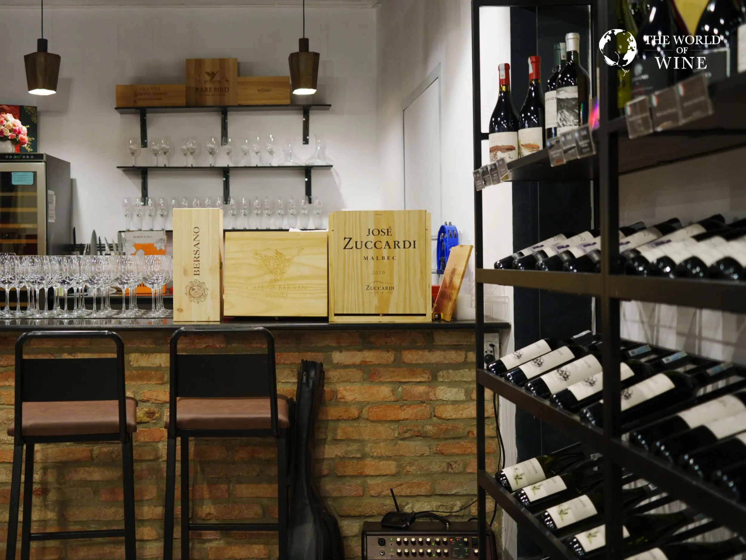 Việc lựa chọn địa chỉ mua rượu vang Bordeaux uy tín giúp bạn an tâm về nguồn gốc, chất lượng
