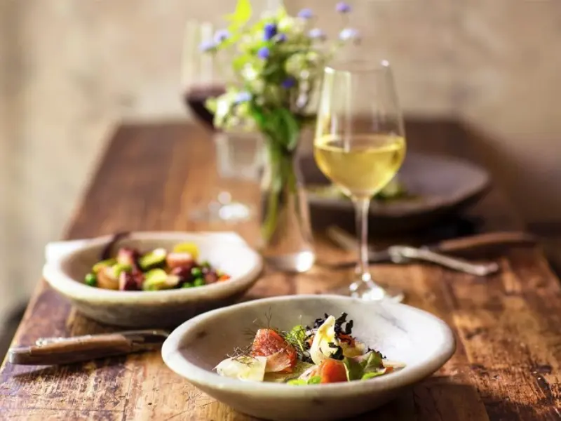 Nghệ thuật kết hợp món ăn và thưởng thức rượu vang Sauvignon