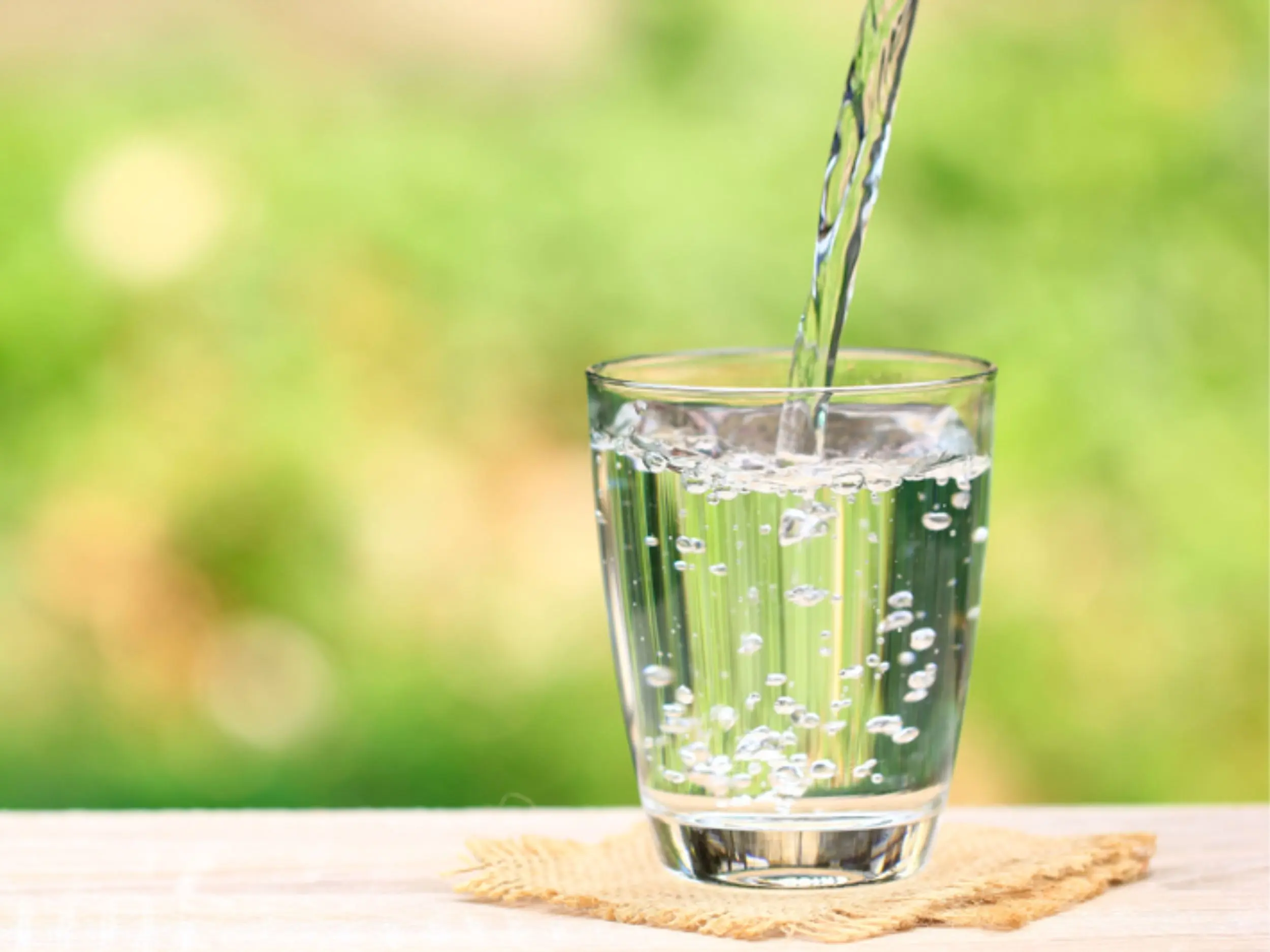 Nước lọc là lựa chọn cơ bản nhưng đóng vai trò quan trọng nhất trong quá trình giải rượu