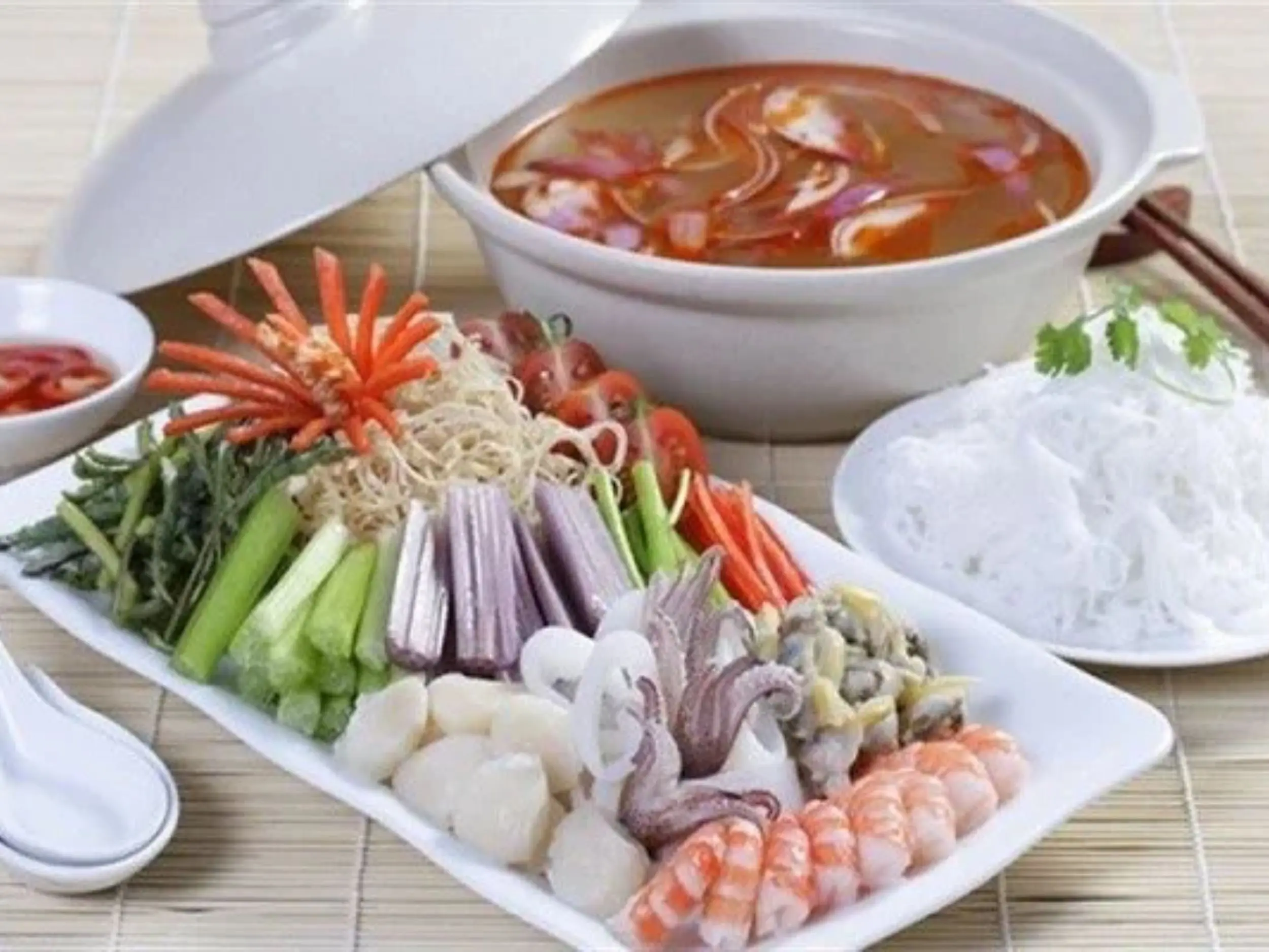 Lẩu hải sản chua cay là lựa chọn quen thuộc trong nhiều bữa tiệc gia đình