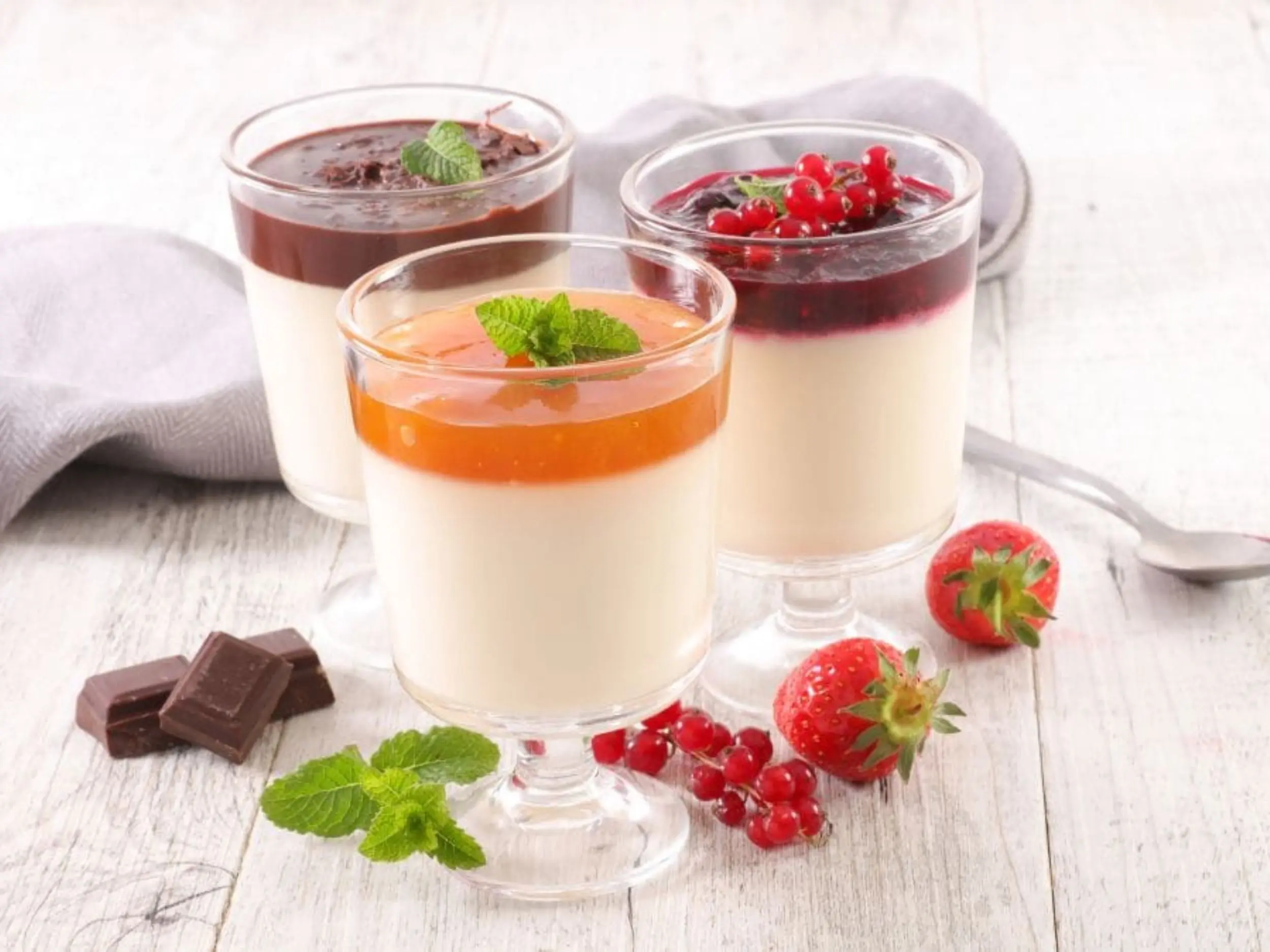 Panna cotta là món tráng miệng có vị béo nhẹ, kết cấu mịn và dễ ăn
