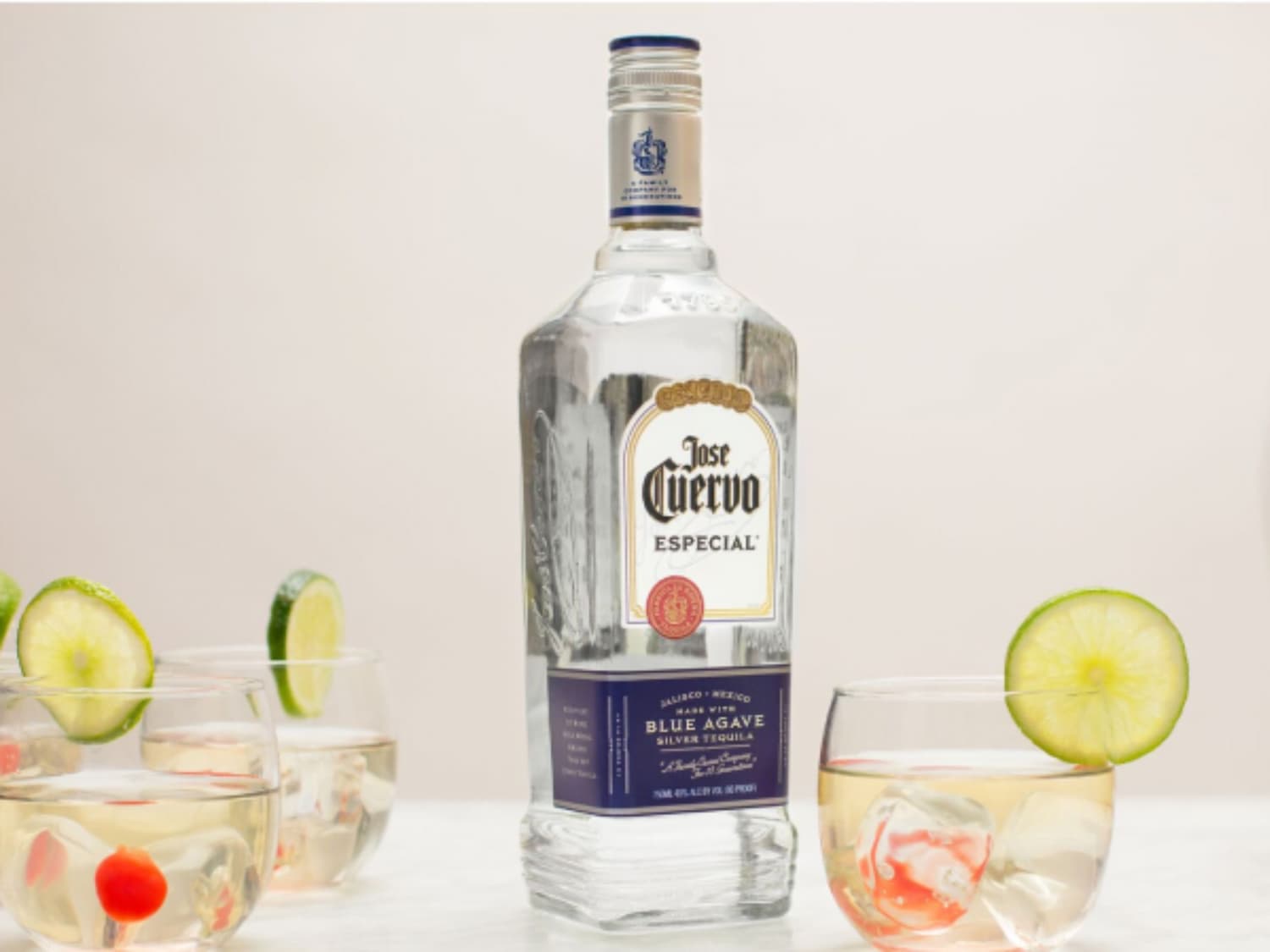 Tequila là một loại rượu mạnh được chưng cất từ cây thùa xanh (Blue Agave) và có nguồn gốc bắt buộc từ Mexico