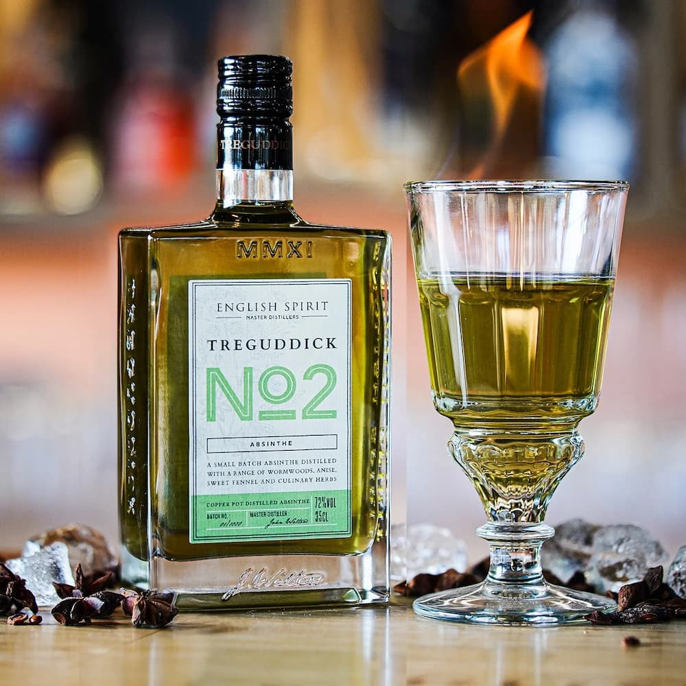 Absinthe là loại rượu mạnh nổi bật vị thảo mộc đặc trưng