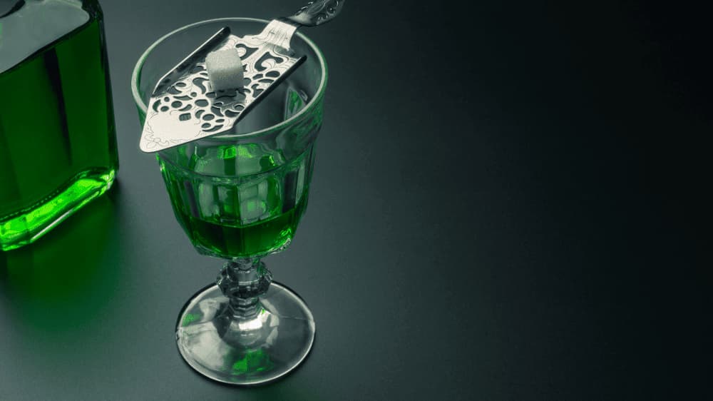 Absinthe trải qua quá trình chưng cất rất phức tạp 