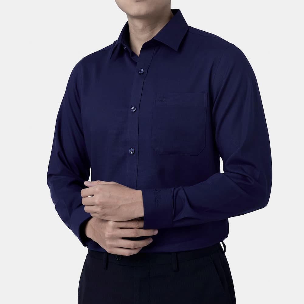 Áo sơ mi là trang phục giúp chồng trở nên chỉn chu và lịch sự hơn
