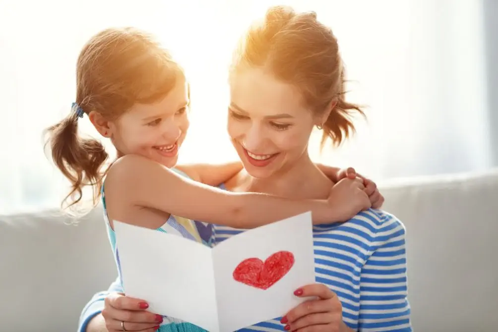 Bạn có thể tự tay làm nên những tấm thiệp nhỏ xinh để tặng cho người phụ nữ đặc biệt của mình