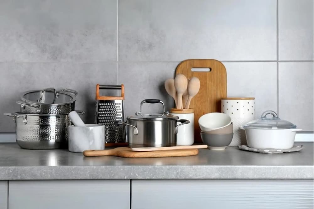 Bộ dụng cụ làm bếp thể hiện sự chia sẻ và quan tâm đến công việc nội trợ