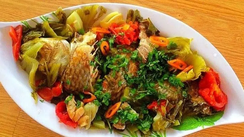 Cá chép om dưa là món nhậu truyền thống giúp cuộc vui kéo dài không ngán