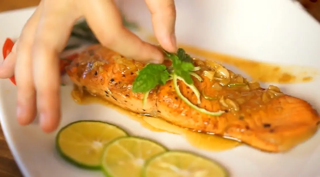 Cá hồi béo dịu hòa cùng sốt bơ chanh chua nhẹ tạo nên món nhậu tinh tế, rất phù hợp khi thưởng thức rượu vang trắng