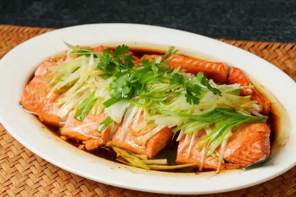 Cá hồi hấp có vị ngọt, thanh nhẹ 