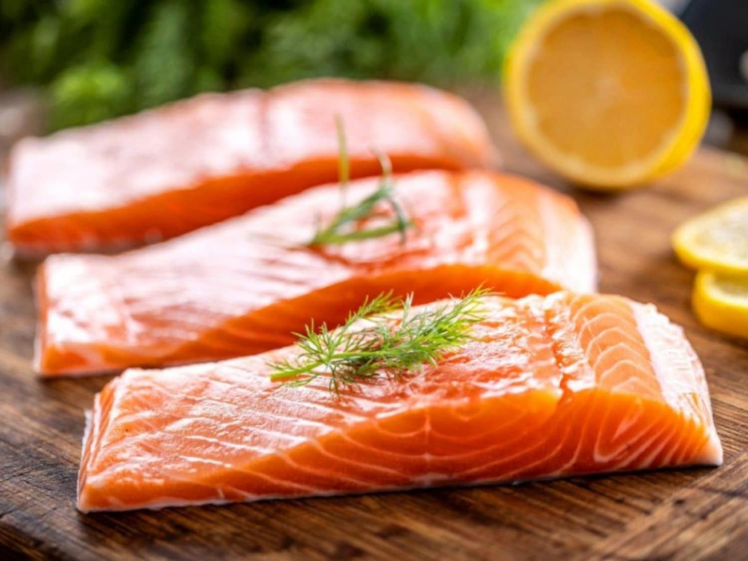 Cá hồi là nguyên liệu quen thuộc trong các bữa ăn gia đình