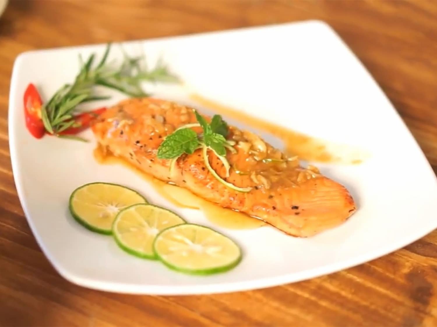 Cá hồi áp chảo sốt bơ tỏi