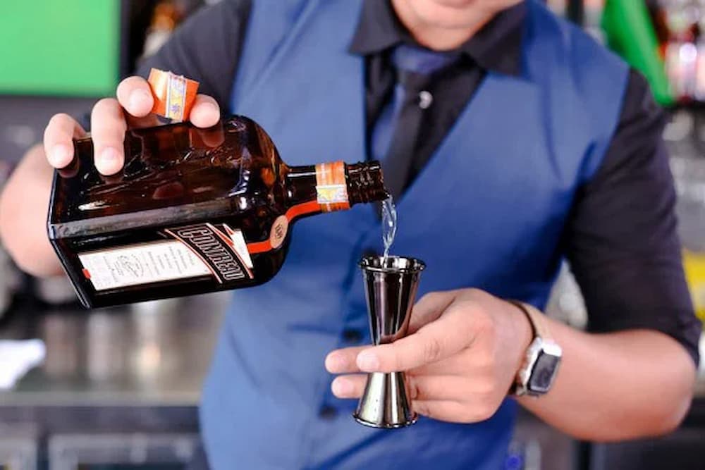 Các bước pha Margarita từ shaker đến ly thành phẩm chuẩn bartender