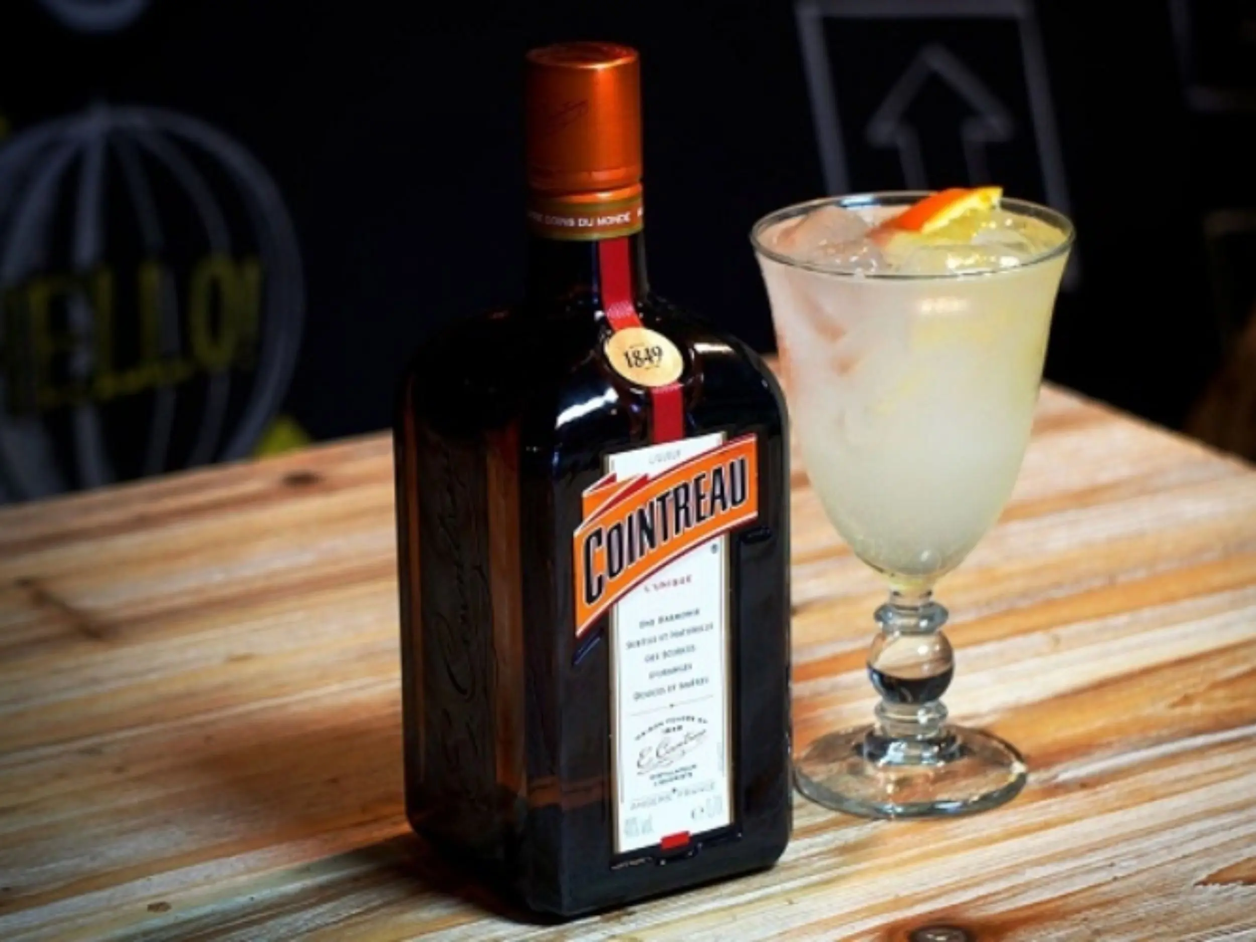 Liqueur là nhóm rượu mạnh được pha thêm đường, thảo mộc
