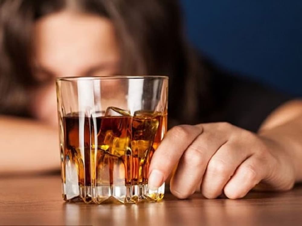 Nghiện rượu nặng là tình trạng người uống dần hình thành sự phụ thuộc vào rượu
