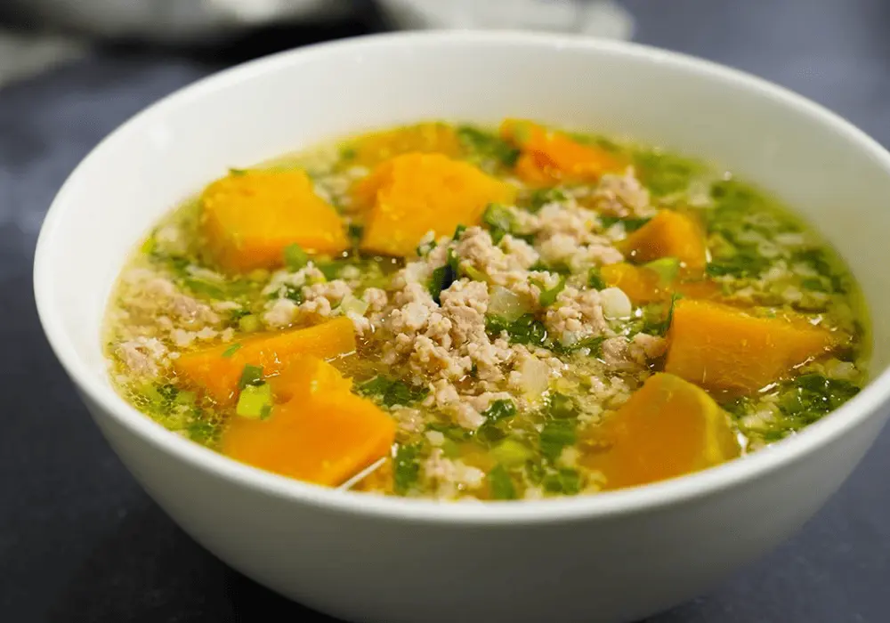 Canh bí đỏ thịt xay có vị ngọt thanh của bí đỏ kết hợp với vị ngậy của thịt xay, là món ăn bổ dưỡng và dễ làm cho bữa cơm gia đình