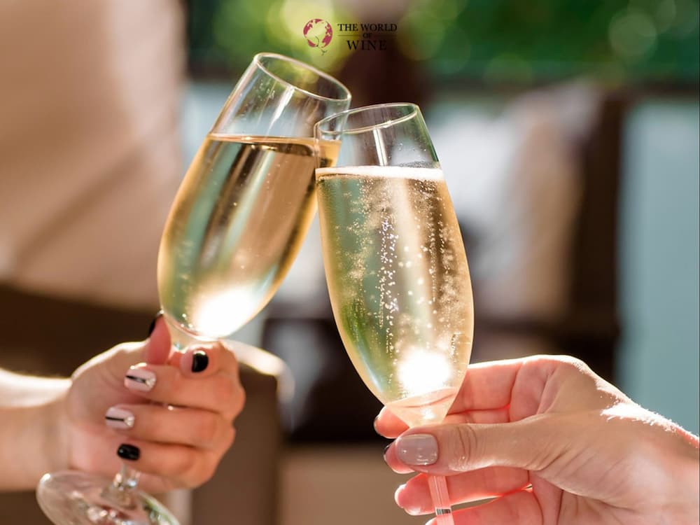 Champagne là một loại rượu vang sủi bọt (sparkling wine) có xuất xứ từ vùng Champagne