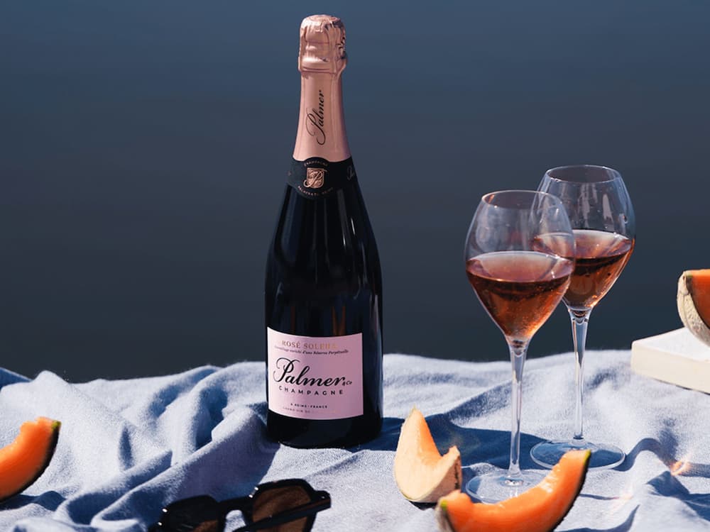 Rosé Champagne có màu hồng đặc trưng