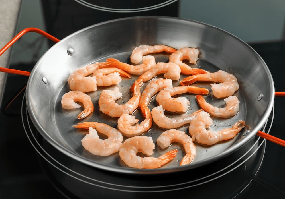 Chiên tôm đến khi lớp vỏ vàng giòn