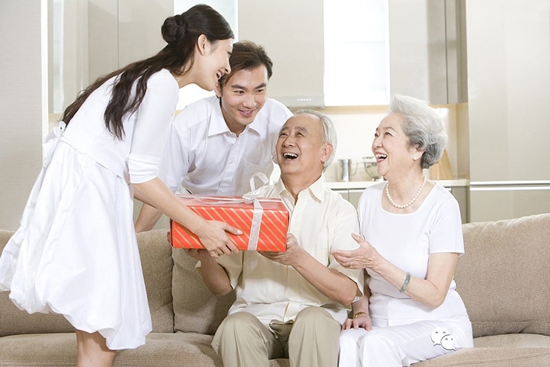 Chọn quà tặng phù hợp với độ tuổi của bố là cách để bạn thể hiện sự quan tâm sâu sắc và tinh tế