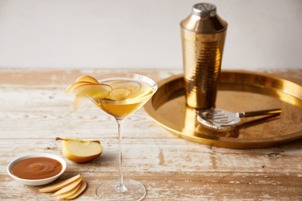 Caramel Apple Martini là sự kết hợp hài hòa giữa vị ngọt dịu và tươi mát