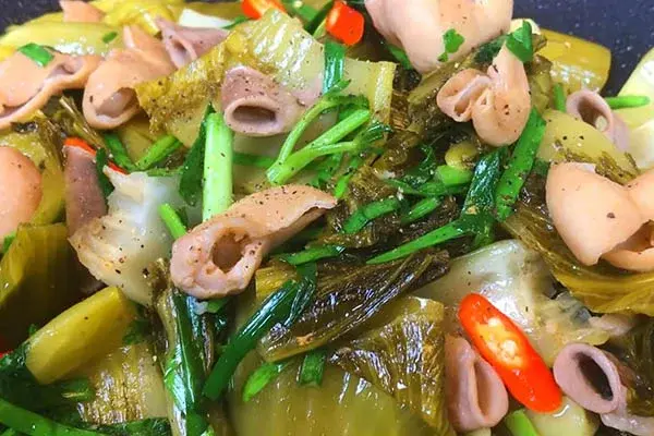 Dưa chua xào lòng có vị chua mặn hài hòa, giảm ngấy và cực kỳ đưa miệng