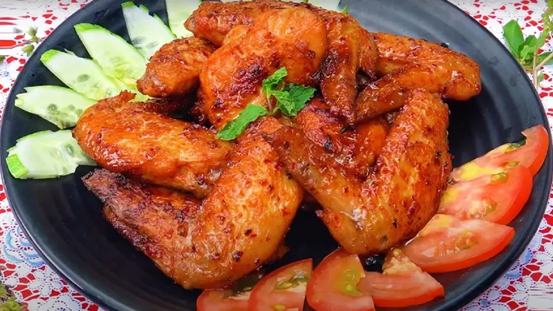 Gà nướng muối ớt có vị cay nhẹ, thơm lừng, kích thích vị giác cho những cuộc vui rôm rả