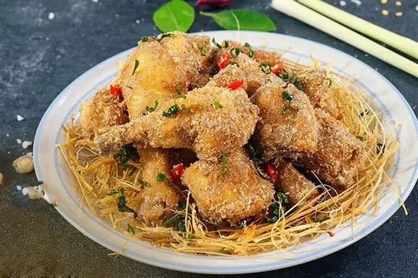 Gà rang muối là món ăn khô ráo, thơm nức, rất hợp để ngồi lai rai trên bàn nhậu