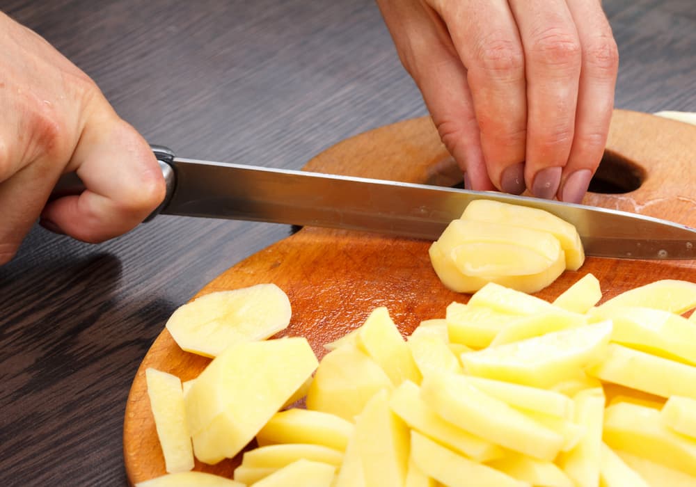 Gọt vỏ khoai và cắt miếng vừa ăn