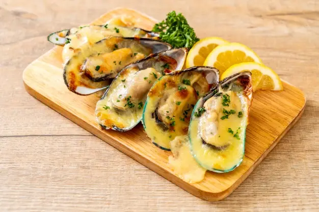 Hàu béo ngọt kết hợp cùng phô mai tan chảy tạo nên món nhậu cuốn hút, rất hợp khi dùng cùng rượu vang trắng mát lạnh