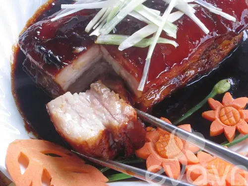 Heo hầm rượu vang đỏ - Đậm đà, mềm rục, hương vang sâu 