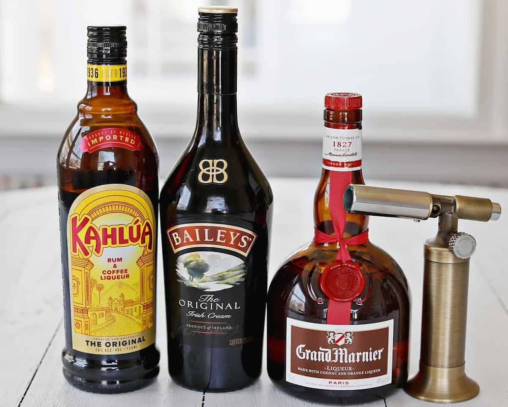 Hướng dẫn làm Cocktail B52 đúng cách rực lửa đầy lôi cuốn