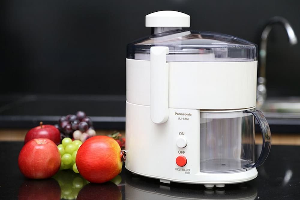 Máy ép trái cây là món quà tân gia thiết thực, giúp gia chủ dễ dàng tạo ra những ly nước ép tươi ngon và bổ dưỡng 