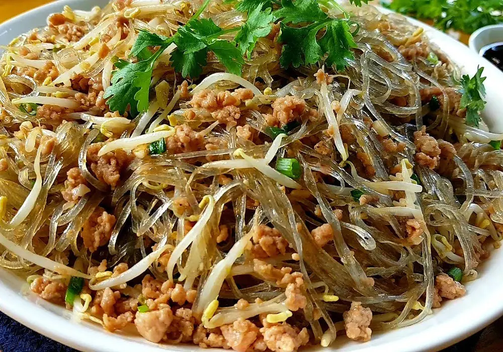 Miến xào thịt xay mang hương vị đặc trưng của ẩm thực Trung Hoa, đậm đà và dễ làm, là món ăn hoàn hảo cho bữa tối nhanh chóng