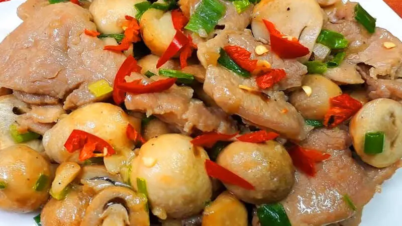 Món ăn dễ làm, thơm ngon và bổ dưỡng từ thịt nạc vai kết hợp với nấm rơm giòn ngọt