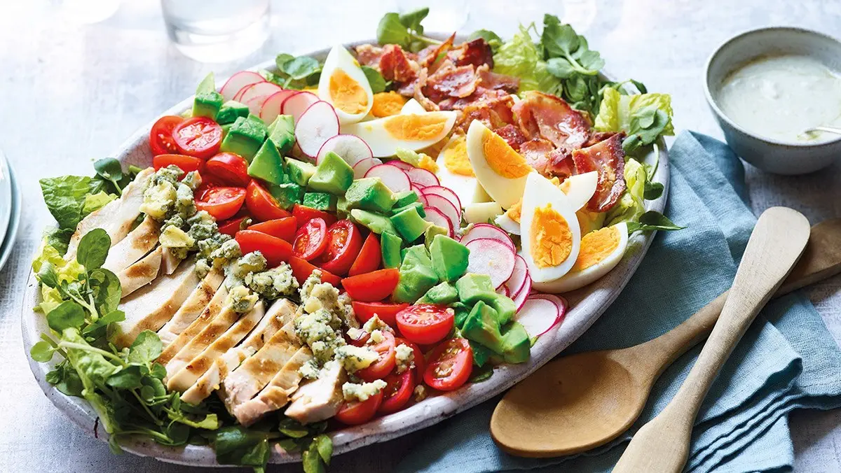 Món salad nhẹ nhàng với thịt lợn nạc giúp bạn duy trì chế độ ăn lành mạnh mà vẫn đầy đủ dinh dưỡng