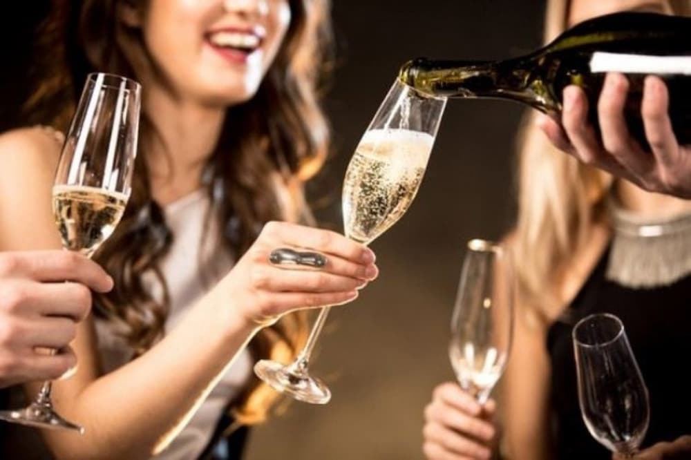 Một ly rượu có thể đánh lừa não bạn rằng bạn đói hơn thực tế
